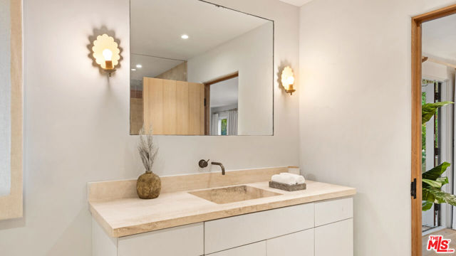 7046 Grasswood Avenue, Malibu CA: https://media.crmls.org/mediaz/a8670033-9333-496c-a813-57f0631675d2.jpg