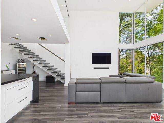 4942 Marmol Drive, Woodland Hills CA: https://media.crmls.org/mediaz/a86767ba-3b6c-4ef6-b370-1ea0910e0a23.jpg