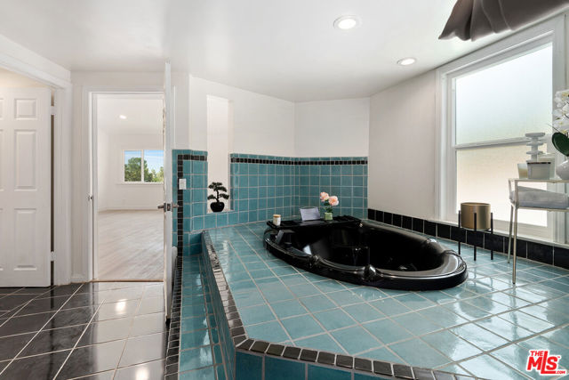 19555 Oxnard Street, Tarzana CA: https://media.crmls.org/mediaz/a867a1d1-d395-4c1a-adcc-5bcb5d95fbdf.jpg