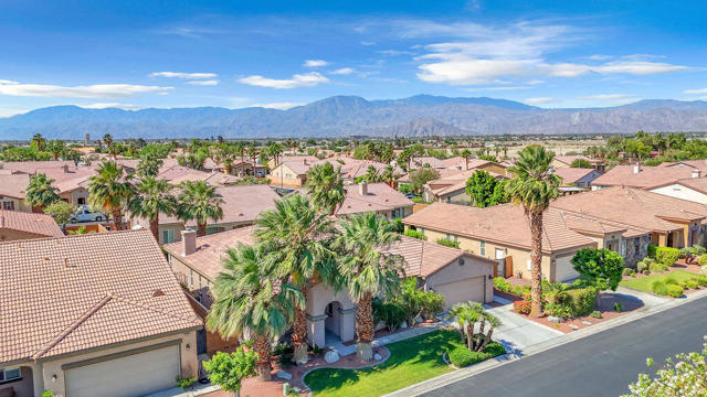 83881 Festivo Court, Indio CA: https://media.crmls.org/mediaz/a86817b8-b0d9-4cba-a1fd-417068c0fb7a.jpg