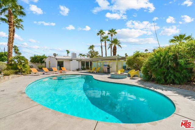 888 E Janet Circle, Palm Springs CA: https://media.crmls.org/mediaz/a868fd69-aab0-4add-988b-52a005e1c5eb.jpg