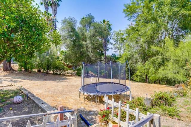 906 Gretna Green Way, Escondido CA: https://media.crmls.org/mediaz/a8690536-7146-4383-8edd-a0bc0f7ea31a.jpg