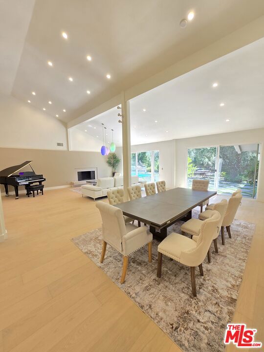 16544 Park Lane Circle, Los Angeles CA: https://media.crmls.org/mediaz/a869f9c4-05d9-48bb-979c-d1dab429eab8.jpg