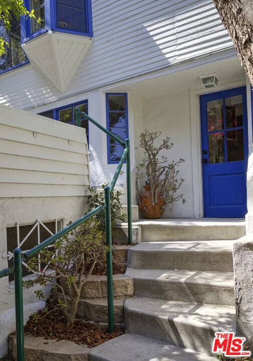 10411 Quito Lane, Los Angeles CA: https://media.crmls.org/mediaz/a86b1a3c-af57-46f6-83dd-017d1bc2bfa4.jpg