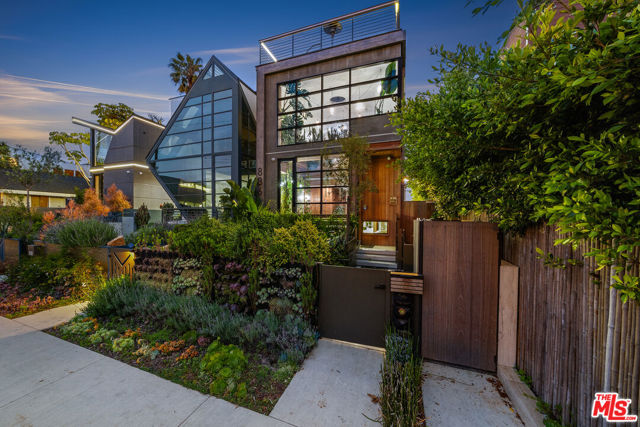 836 California Avenue, Venice CA: https://media.crmls.org/mediaz/a86bf7ce-1cf8-47a1-b14d-079a52631273.jpg