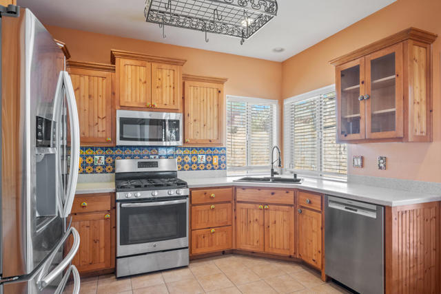 56948 Plaza Del Amigo, Yucca Valley CA: https://media.crmls.org/mediaz/a86cc8e5-3319-4785-85c4-bc94eff5f583.jpg