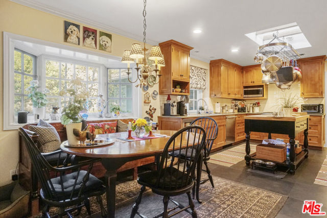 9420 Eden Drive, Beverly Hills CA: https://media.crmls.org/mediaz/a86ccb5b-b0e1-4c82-a4ca-c93e053a7d62.jpg