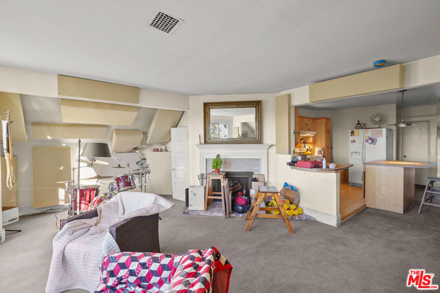 656 Parkman Avenue, Los Angeles CA: https://media.crmls.org/mediaz/a86de490-70a3-470a-97b7-d4bca79c0e17.jpg