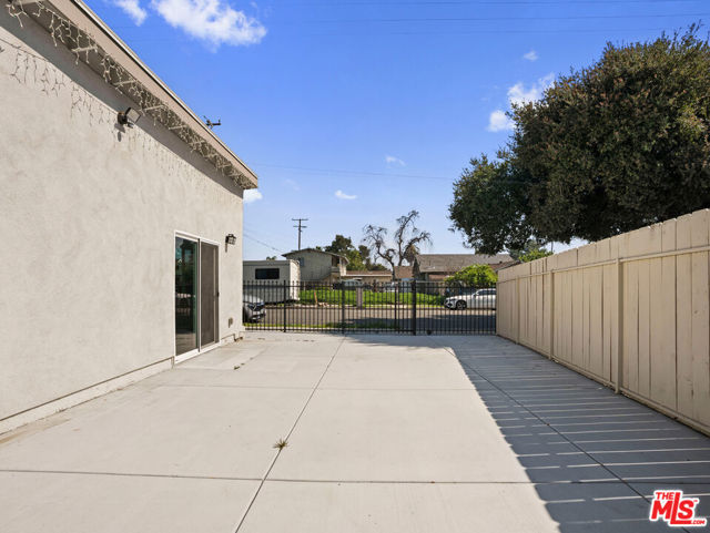 891 E 6th Street, Pomona CA: https://media.crmls.org/mediaz/a86f4ddc-5824-47c2-88cc-c3c435fbaa26.jpg