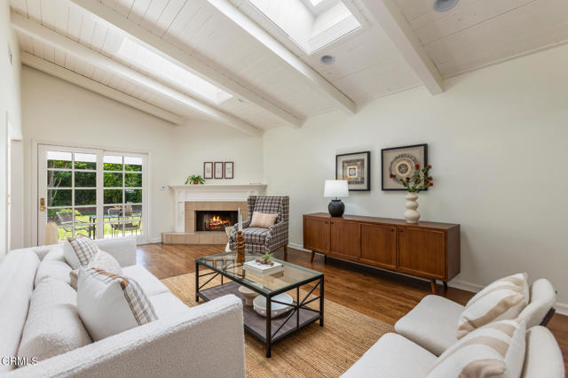4650 Encinas Drive, La Canada Flintridge CA: https://media.crmls.org/mediaz/a870a5e3-49cc-486d-895e-56fb6c2add3c.jpg