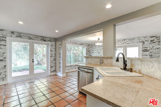 117 Navajo Lane, Topanga CA: https://media.crmls.org/mediaz/a8720690-1df8-4a1a-8dde-7df422d5e612.jpg
