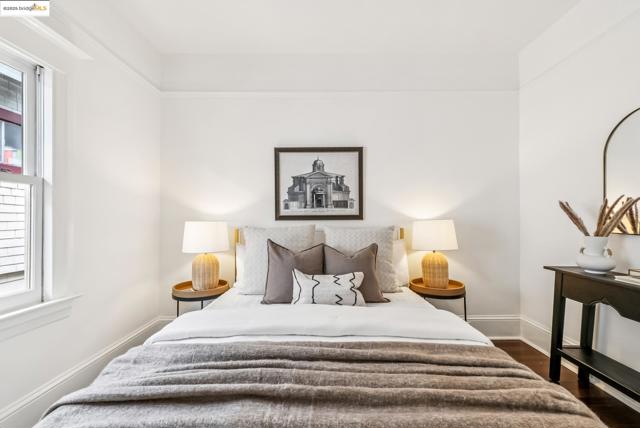 678 65Th St, Oakland CA: https://media.crmls.org/mediaz/a8748446-e8bb-4c21-a089-f913cb18bd5b.jpg