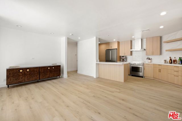 906 N Doheny Drive, West Hollywood CA: https://media.crmls.org/mediaz/a8750c1a-608d-421f-9f48-ab8f2ab3b721.jpg