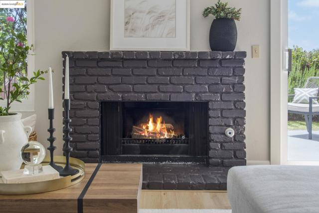 93 Thousand Oaks St, Oakland CA: https://media.crmls.org/mediaz/a8759924-fe74-49a4-8475-42c6c31783d7.jpg