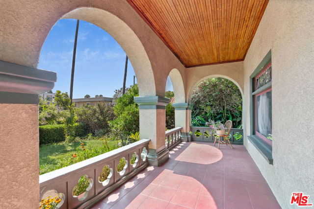 1049 Elden Avenue, Los Angeles CA: https://media.crmls.org/mediaz/a8768524-eecf-4329-9746-16c30880cd56.jpg