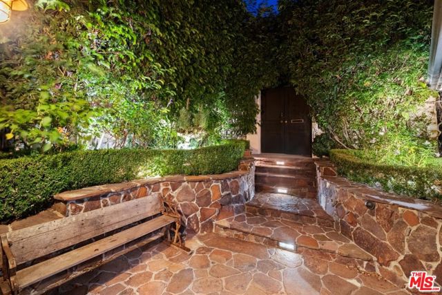1640 N Kings Road, Los Angeles CA: https://media.crmls.org/mediaz/a876e407-61e5-4896-aead-b317555568cd.jpg
