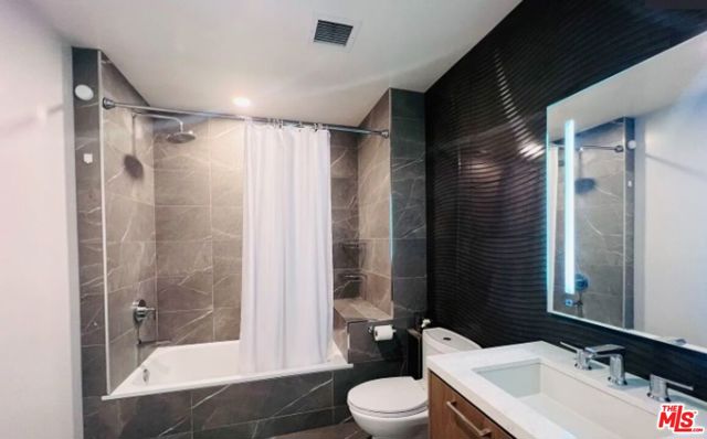 400 S Broadway, Los Angeles CA: https://media.crmls.org/mediaz/a877878a-2936-4168-b6d3-24c659051f88.jpg