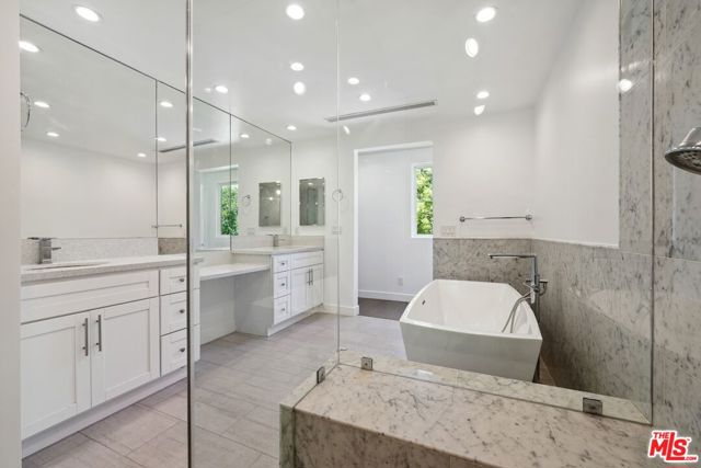 5114 Cedros Avenue, Sherman Oaks CA: https://media.crmls.org/mediaz/a87798e1-a132-4216-83e9-204730dd2b48.jpg