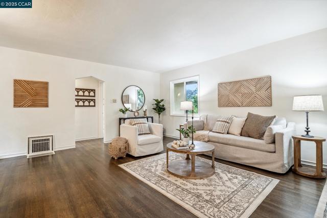 5810 Estates Dr, Oakland CA: https://media.crmls.org/mediaz/a8785a96-b2d0-46f5-b209-e76716c558d5.jpg