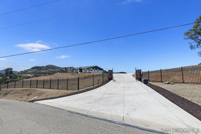 4027 Sumac Summit, Fallbrook CA: https://media.crmls.org/mediaz/a87863dd-e7d5-4f26-840a-788890d39054.jpg
