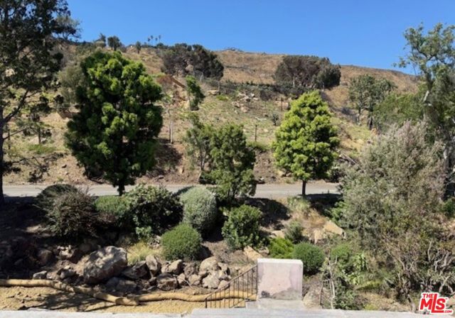 20540 Pinnacle Way, Malibu CA: https://media.crmls.org/mediaz/a87c5d65-741b-4840-b6a6-6b9f37089d89.jpg