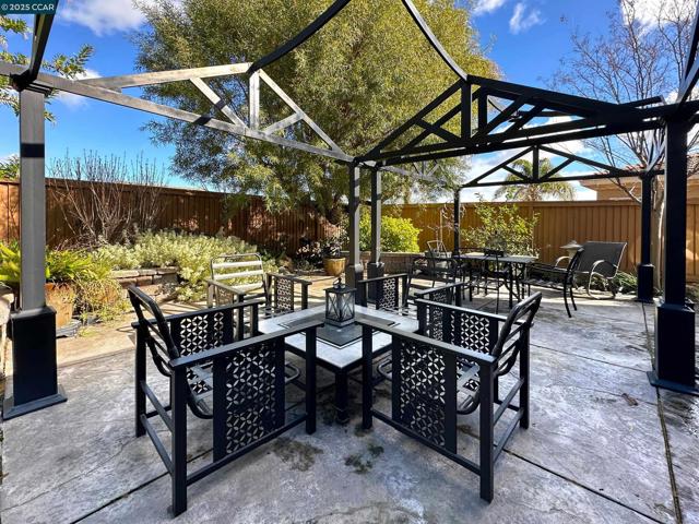 1759 Latour Ave, Brentwood CA: https://media.crmls.org/mediaz/a87c5f68-5418-410a-aef4-f4d9e41be29d.jpg