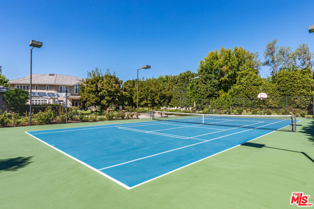 5200 Encino Avenue, Encino CA: https://media.crmls.org/mediaz/a87d28fe-e97b-4d9d-800b-9718bc94e177.jpg