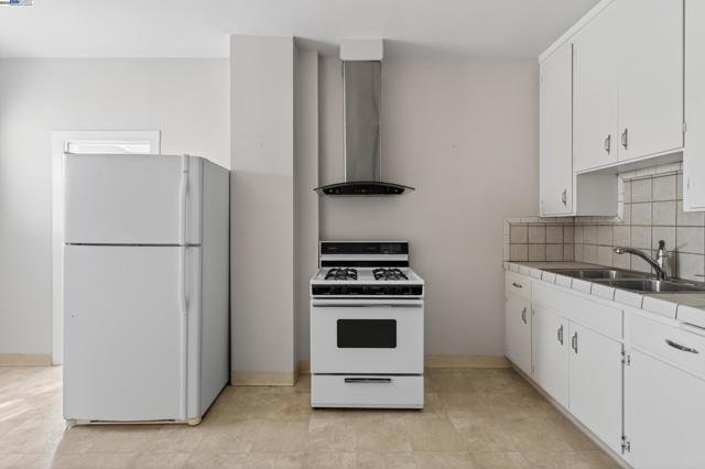 1011 E 11Th St, Oakland CA: https://media.crmls.org/mediaz/a87e3329-7a97-45c2-a3c3-b9f59388545e.jpg