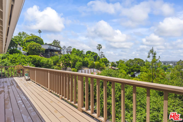 11621 Sunshine Terrace, Studio City CA: https://media.crmls.org/mediaz/a87e394c-1127-4cd7-9119-1aad72c378cf.jpg