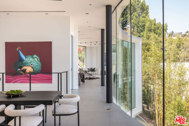 9277 Thrush Way, Los Angeles CA: https://media.crmls.org/mediaz/a87e3c87-6a5b-41ee-8e68-e2f67c38434b.jpg