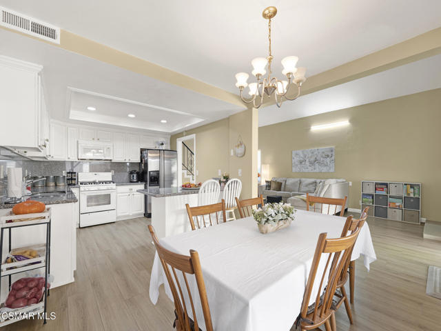 190 Donegal Avenue, Newbury Park CA: https://media.crmls.org/mediaz/a880d63e-7256-4249-997e-99a6db24684f.jpg