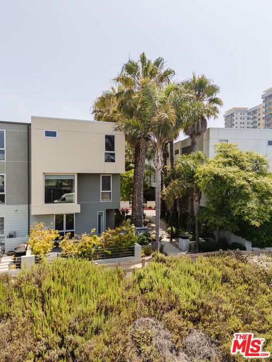 310 Washington Boulevard, Marina del Rey CA: https://media.crmls.org/mediaz/a8812336-abc2-4f0b-a3ef-2a6c2f522e3b.jpg