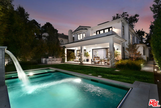 416 21st Place, Santa Monica CA: https://media.crmls.org/mediaz/a881b11f-ca5b-41af-9b2a-2fc7e61ee282.jpg