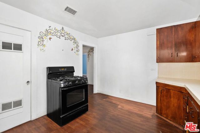 5021 Elmwood Avenue, Los Angeles CA: https://media.crmls.org/mediaz/a881f965-cc38-4f71-8249-3537f169b117.jpg