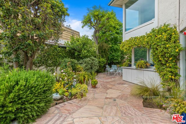 17152 Avenida De Santa Ynez, Pacific Palisades CA: https://media.crmls.org/mediaz/a8826be4-1e54-4afa-8ae3-0c7f1b6416da.jpg