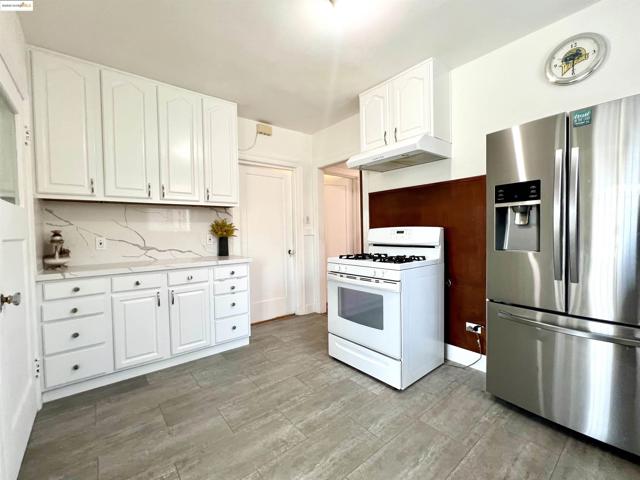2526 64th Ave, Oakland CA: https://media.crmls.org/mediaz/a88284b1-a296-4a53-ab10-9f2385325203.jpg