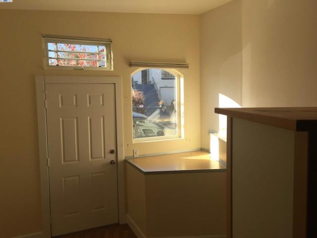 2622 Kingsland Ave, Oakland CA: https://media.crmls.org/mediaz/a882a70b-59ac-4cd5-93a7-300152f42a12.jpg