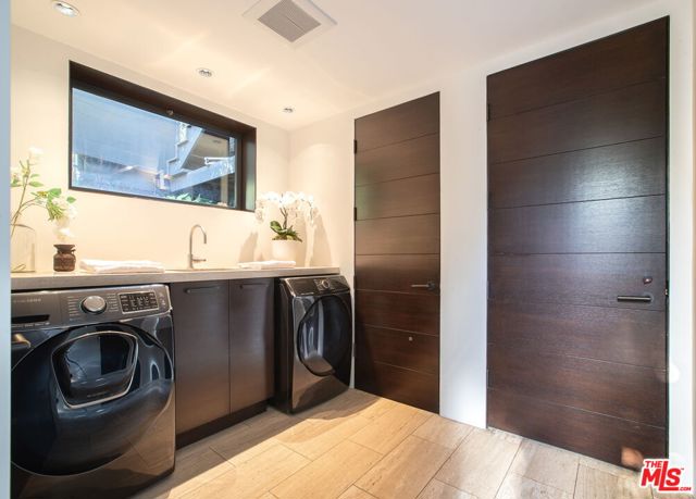 8932 St Ives Drive, Los Angeles CA: https://media.crmls.org/mediaz/a882cc27-eb47-49c6-8d9a-fe583c34237c.jpg