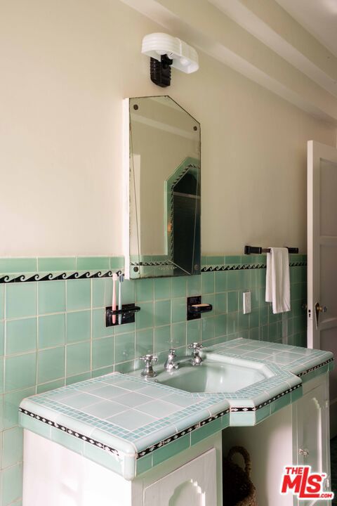 4331 4th Avenue, Los Angeles CA: https://media.crmls.org/mediaz/a8844b90-b327-4cc0-bf92-2785813c2cfc.jpg