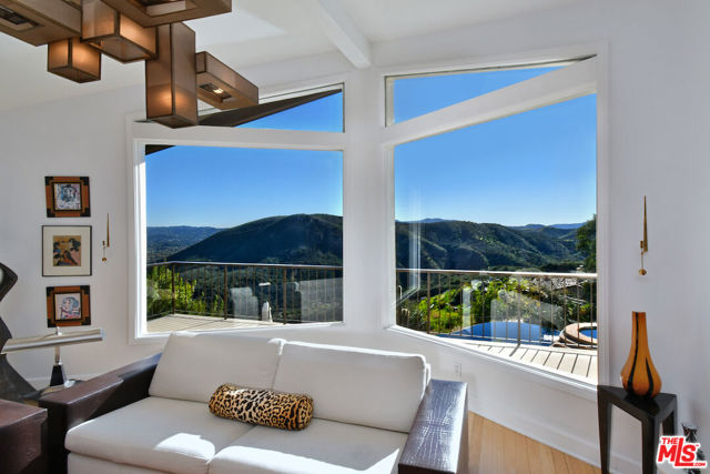 130 Dapplegray Road, Bell Canyon CA: https://media.crmls.org/mediaz/a884517f-4a24-42e9-98d1-809ba9df7ab7.jpg