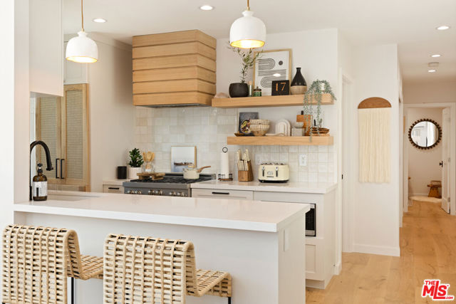 17 Sunset Avenue, Venice CA: https://media.crmls.org/mediaz/a884728a-9074-40bd-bee6-b47aa87708de.jpg