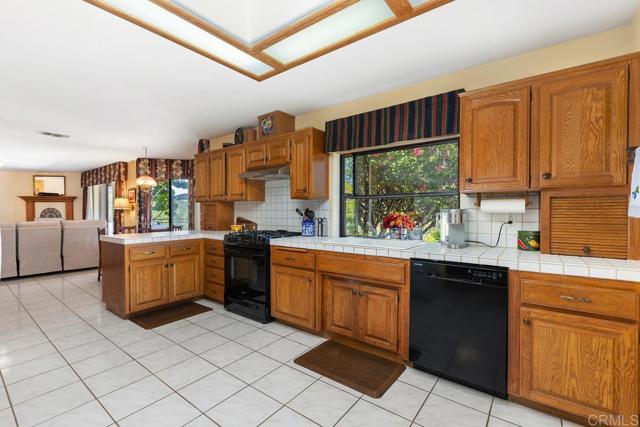 Detail Gallery Image 16 of 54 For 2394 Vista Grande, Vista,  CA 92084 - 3 Beds | 2/1 Baths