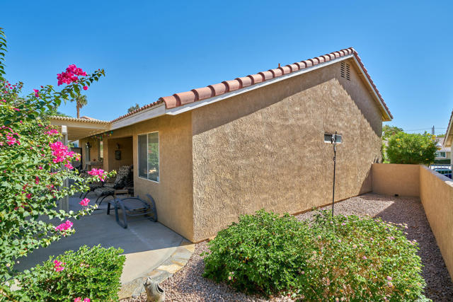 33853 Drifting Sands Circle, Thousand Palms CA: https://media.crmls.org/mediaz/a885b243-e03e-4518-9d77-dc2c5fe9e362.jpg