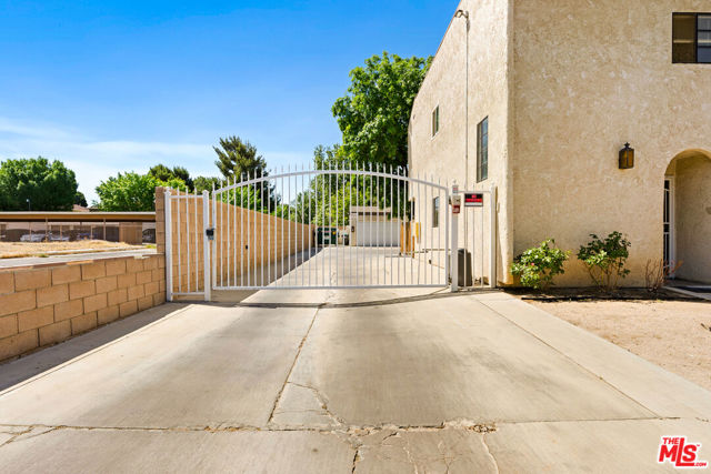 102 E Lancaster Boulevard, Lancaster CA: https://media.crmls.org/mediaz/a886b5f2-64e6-4696-a4f3-81076888754f.jpg