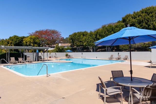 2071 Caminito Circulo Norte, La Jolla CA: https://media.crmls.org/mediaz/a886c055-7d2a-4886-9357-166f94de272e.jpg