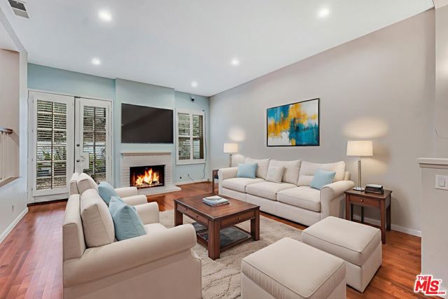 20950 Oxnard Street, Woodland Hills CA: https://media.crmls.org/mediaz/a887517d-e6d1-4f06-8355-f030f114e2a0.jpg