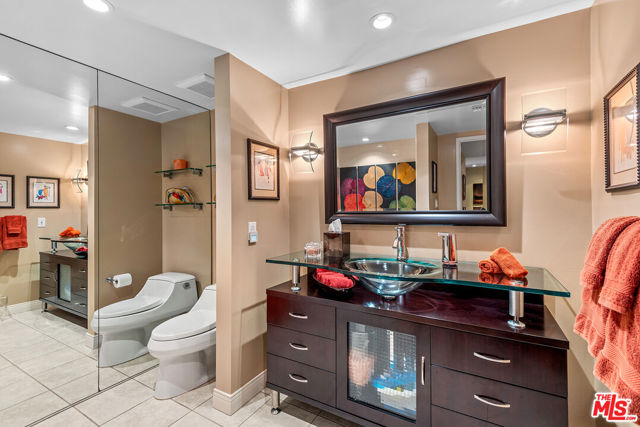 851 N Kings Road, West Hollywood CA: https://media.crmls.org/mediaz/a8875688-ae84-4a07-8a9f-94e7067a278d.jpg