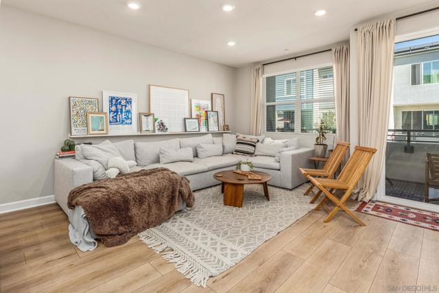 1821 Onyx Ln, Chula Vista CA: https://media.crmls.org/mediaz/a887d8f3-8798-4ce2-91ef-023f7831b493.jpg