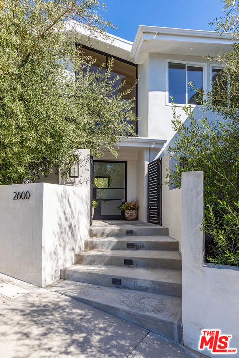 2600 Zorada Drive, Los Angeles CA: https://media.crmls.org/mediaz/a8882e24-0c6e-409d-8f20-bb1ec1ad8e8e.jpg