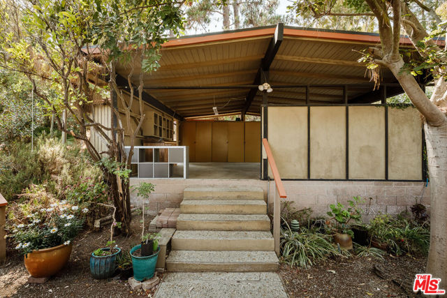 2 Seahurst Road, Rolling Hills Estates CA: https://media.crmls.org/mediaz/a888af81-5764-4aae-b643-6f21c9b9d0bf.jpg